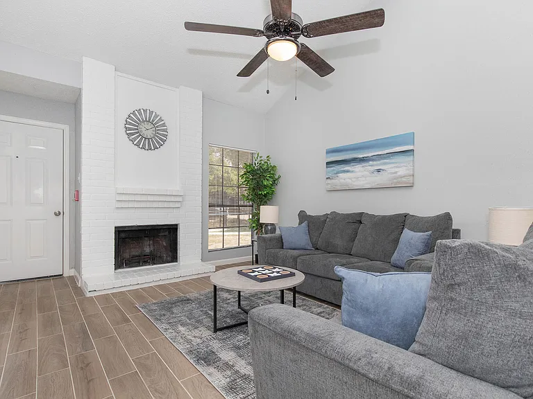 Blakemore Townhomes — Renovated Houston Townhome Living photo 12